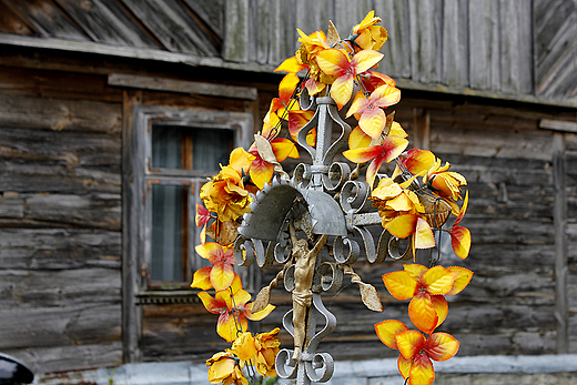 oje-Awissa - metalowy krzy w letniej dekoracji