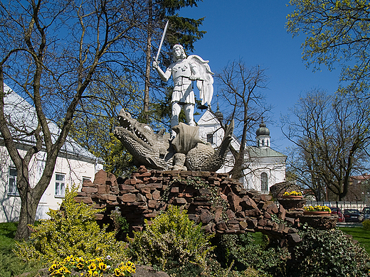 Pomnik św. Michała Archanioła stojącego na smoku - herb Białej Podlaskiej, stojący przy zbiegu ulic Warszawskiej i Zamkowej.