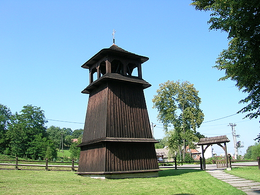 Dwukondygnacyjna drewniana dzwonnica w Gosprzydowej.