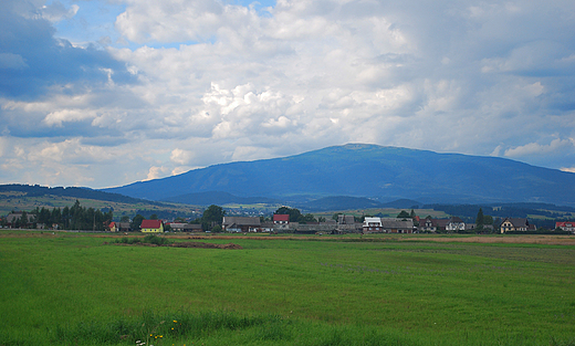 Czarny Dunajec. Widok na masyw Babiej Gry.