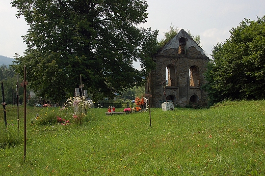 Terka - fragment cmentarza z ruinami dzwonnicy