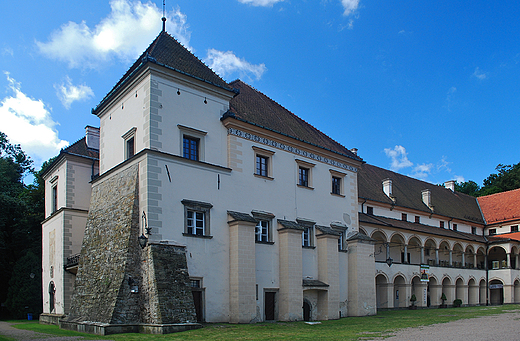 Renesansowy zamek w Suchej Beskidzkiej.