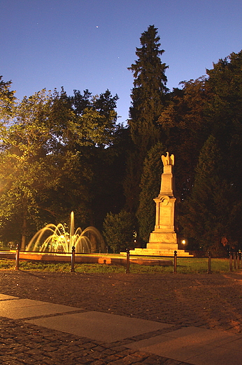 Pomnik w parku