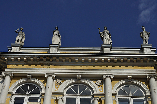 Chroberz - klasycystyczna attyka paacu Aleksandra Wielopolskiego