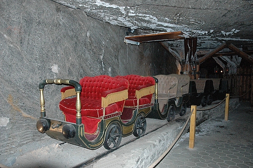 Wieliczka - wyściełane wagoniki podziemnej linii kolejowej