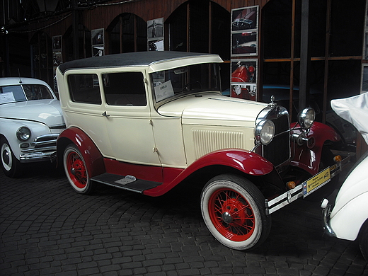 Otrbusy. Muzeum Motoryzacji i Techniki.