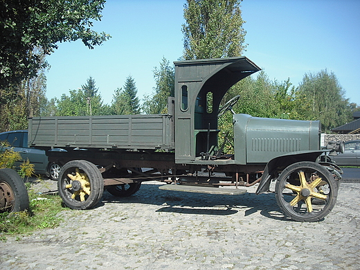 Otrbusy. Muzeum Motoryzacji i Techniki. Stary samochd transportowy.