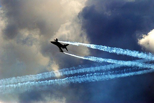 Air Show 2009 - krzyujce si smugi pozostawione przez samoloty
