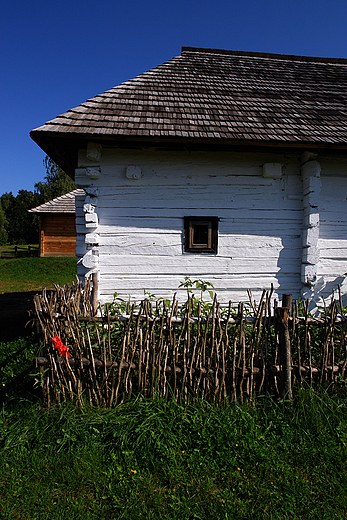 Zabytkowa drewniana chaupa w Kakoninie