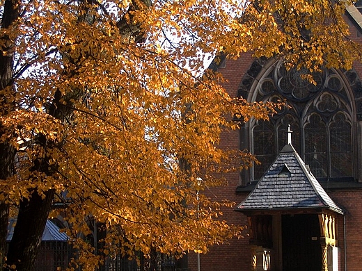 Parkowy kościółek w jesiennej aurze. Świerklaniec