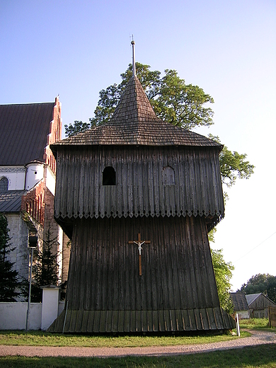 Drewniana dzwonnica w Beszowej.