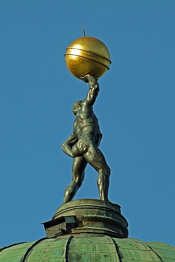 Atlas na szczycie paacu w Lubostroniu