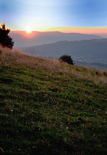 Beskidy o zachodzie sonca. Widok z Ochodzitej.