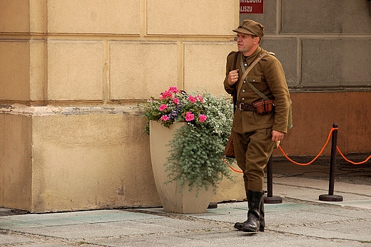 Kalisz. Obchody 70 rocznicy wybuchu II wojny - wartownik