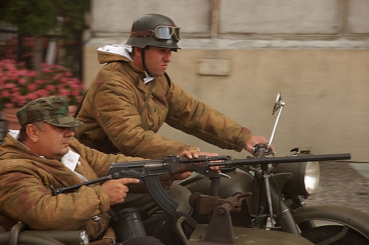 Kalisz. Obchody 70 rocznicy wybuchu II wojny - niemiecki patrol na rynku