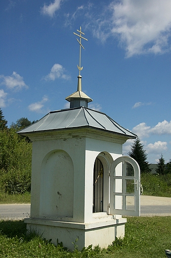 Bbrka - murowana kapliczka przydrona z 1848 r.