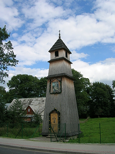 Drewniana dzwonnica w Koniwce.
