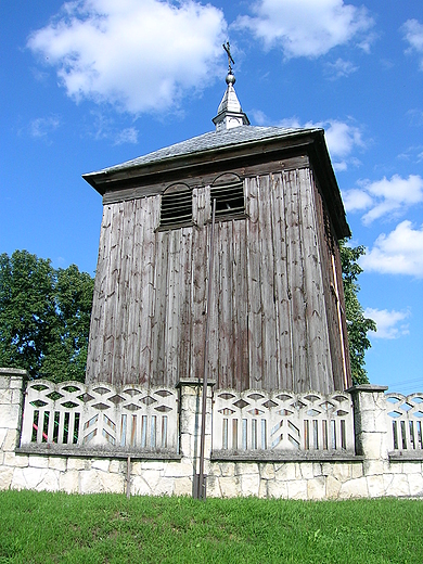 Drewniana dzwonnica w Czarnocine.