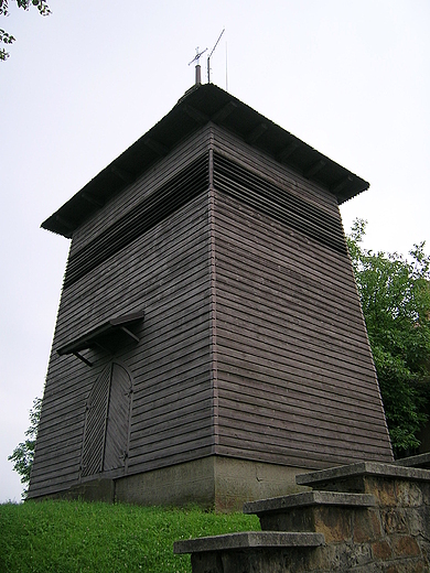Drewniana dzwonnica w Czchowie.