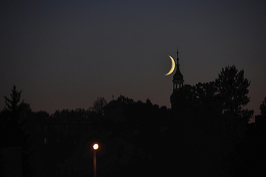 Ju noc zapada nad miastem