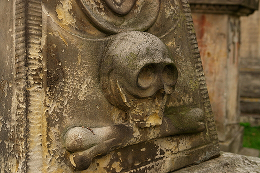 Lapidarium przed kocioem w witomarzy. Fragment dziewitnastowiecznego nagrobka