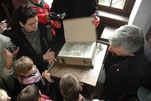 Olenica - prezentacja Biblii w bibliotece acuchowej