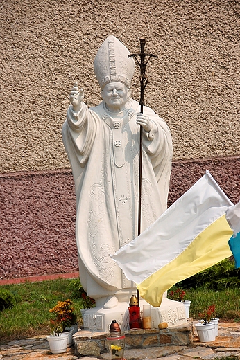 Makoszyn - pomnik Jana Pawa II przy kociele