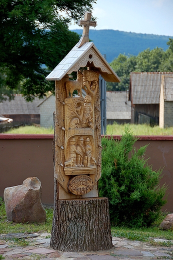 Makoszyn - rzeźbiona w drewnie kapliczka przykościelna