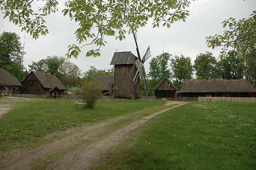 Ciechanowiec - wiatrak w skansenie