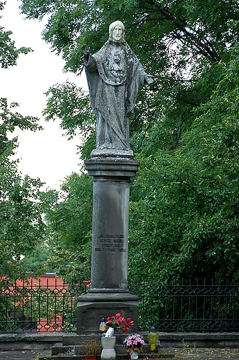 Żarnów - kamienny pomnik Chrystusa przy kościele św. Mikołaja