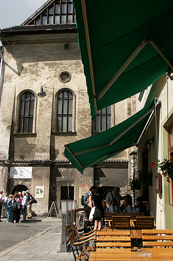 Krakowski Kazimierz. W tle Synagoga Wysoka