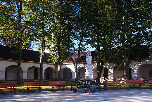 Koci i klasztor w. Anny w Aleksandrwce. Dziedziniec.