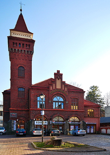 Neogotycki z 1910r budynek dawnej remizy strażackiej.