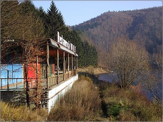 zrujnowana restauracja WODNIAK nad jeziorem Bystrzyckim