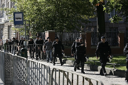 Protest stoczniowcw, policja ochrania Urzd Wojewdzki