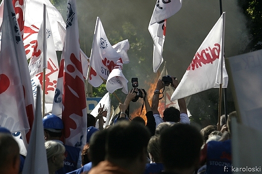 Protest stoczniowcw, zaponey opony!