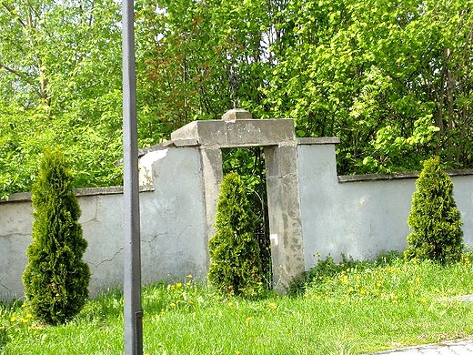 Boczna brama kocioa w Krynkach.