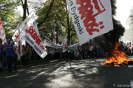 Protest stoczniowcw, flagi zwizkowe