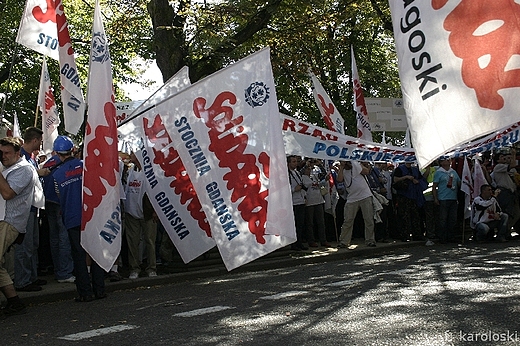 Protest stoczniowcw, flagi zwizkowe