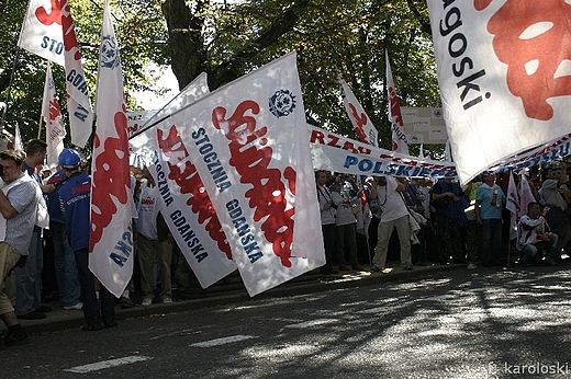 Protest stoczniowcw, flagi zwizkowe
