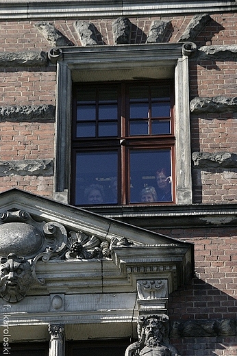 Protest stoczniowcw, urzdniczki w oknie ratusza