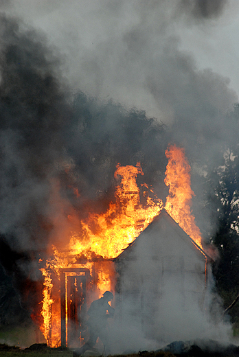 Bzura 2009 - płonące zabudowania wsi podczs niemieckiego ataku