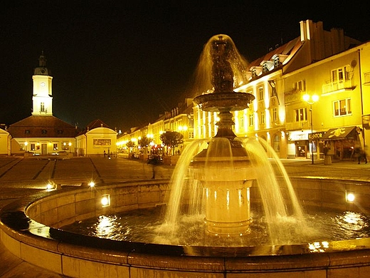 Biaystok. Rynek noc. Fontanna.