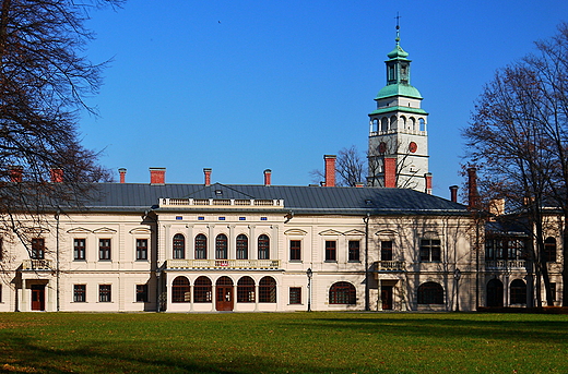 ywiec. Neoklasycystyczny Nowy Zamek Habsburgw od strony parku.