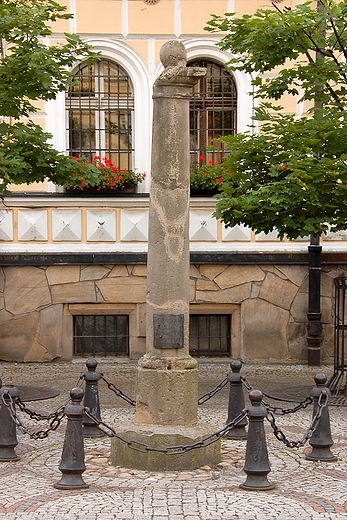 Rynek w Ldku Zdrj - sup haby, czyli prgierz z 1556 roku