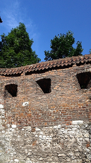 Tyniec. Średniowieczne mury obronne klasztoru OO.Benedyktynów.