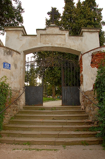Ldek Zdrj - zabytkowa brama cmentarza komunalnego