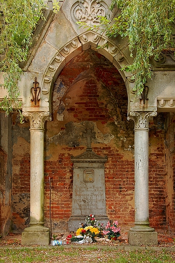 Ldek Zdrj - stary nagrobek z 1857 r. na cmentarzu komunalnym