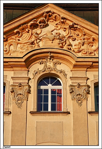 Cie - rokokowy paac biskupi _ fasada ogrodowa, trjktny fronton dekorowany stiukowymi kompozycjami figuralnymi