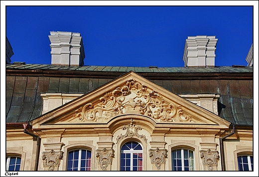 Ci��e� - rokokowy pa�ac biskupi _ fasada ogrodowa, tr�jk�tny fronton dekorowany stiukowymi kompozycjami figuralnymi